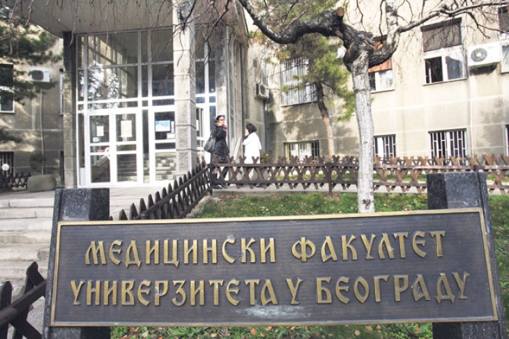 Студенти на Медицинскиот факултет на Универзитетот во Белград почнаа со блокада на деканатот