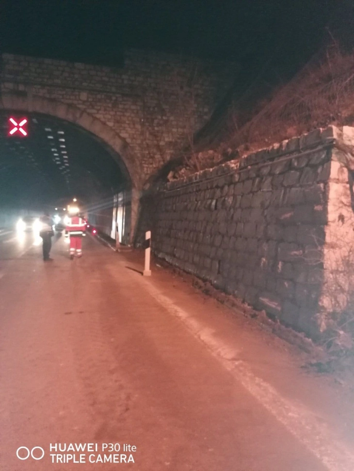 Одронот во тунелот Бадар на патот Скопје-Велес исчистен