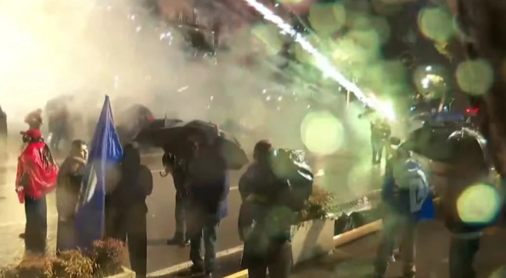Вo Тирана се одржа осмиот антивладин протест, не изостанаа судири со полицијата,  молотови коктели, водени топови