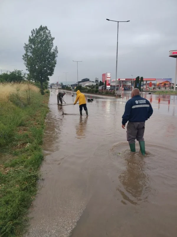 Улици под вода по невремето во Битола, службите на терен низ целиот град