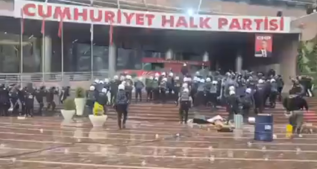 „Ние сме нападнати“ Драматични снимки од Турција: Полицијата употреби солзавец, се формираа барикади, хаос на улиците