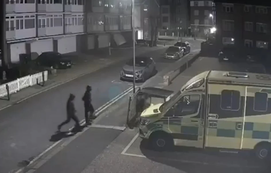 (Видео) Четири амбулантни возила на еврејската заедница запалени во Лондон