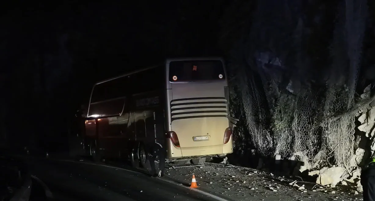Автобус со околу 90 ученици удри во карпа во Црна Гора, возачот е уапсен