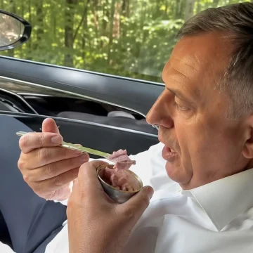 (ВИДЕО) ДОДИК ЈАДЕШЕ МЕСЕН НАРЕЗОК ВО КОЛА: Не стигнав да доручкувам дома