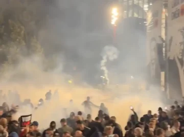 (ВИДЕО) НЕРЕДИ ВО ПРИШТИНА: Демонстрантите ги блокираа излезите од Собранието, фрлаа петарди