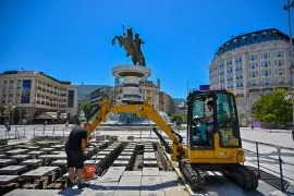 Градоначалникот на Скопје, Oрце Ѓорѓиевски ја поправа подната фонтана на плоштадот