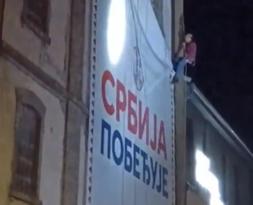 (Видео) Студенти во Србија отстранија големи транспаренти со натпис „Србија победува“