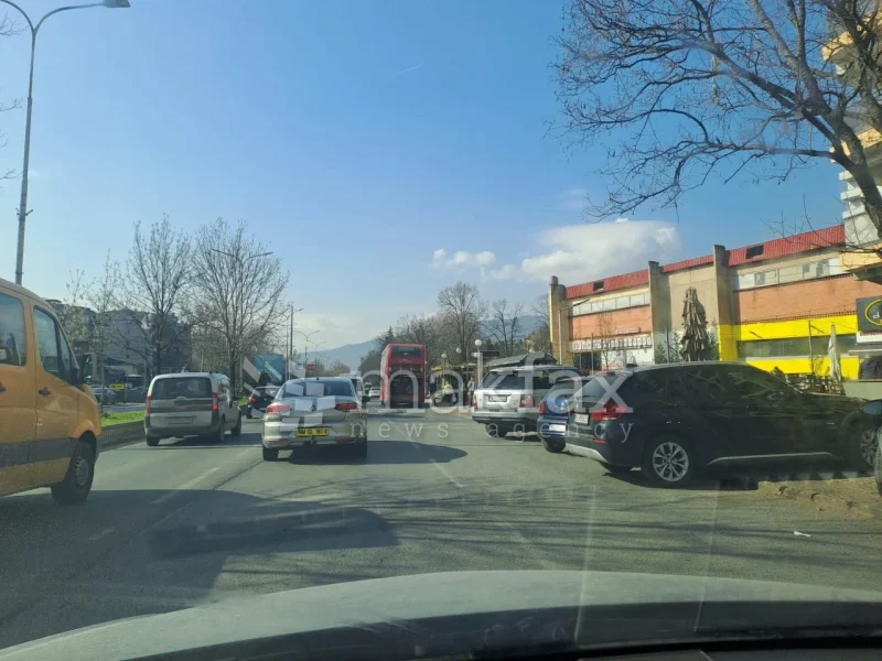 (Фото) Непроодна една лента на Христијан Тодоровски-Карпош во Бутел, се расипа уште еден двокатен автобус