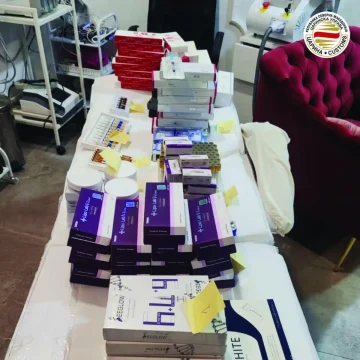 (ФОТО) ВО ЧАРШАФИ ЗА ПОСТЕЛНИНА КРИУМЧАРЕЛЕ ФИЛЕРИ: Уапсени три лица, меѓу кои и сопственичка на салон за убавина