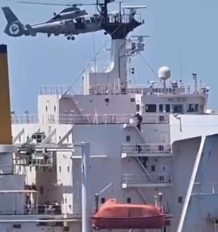 Видео: Француската морнарица врши инспекција на руски танкер во близина на Сицилија