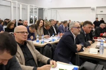 „АКО ГО ПРЕКРШУВАТЕ РЕДОТ ЌЕ БИДЕТЕ ИСКЛУЧЕНИ ОД СУДЕЊЕ“: Судијката ги предупреди родителите од Кочани