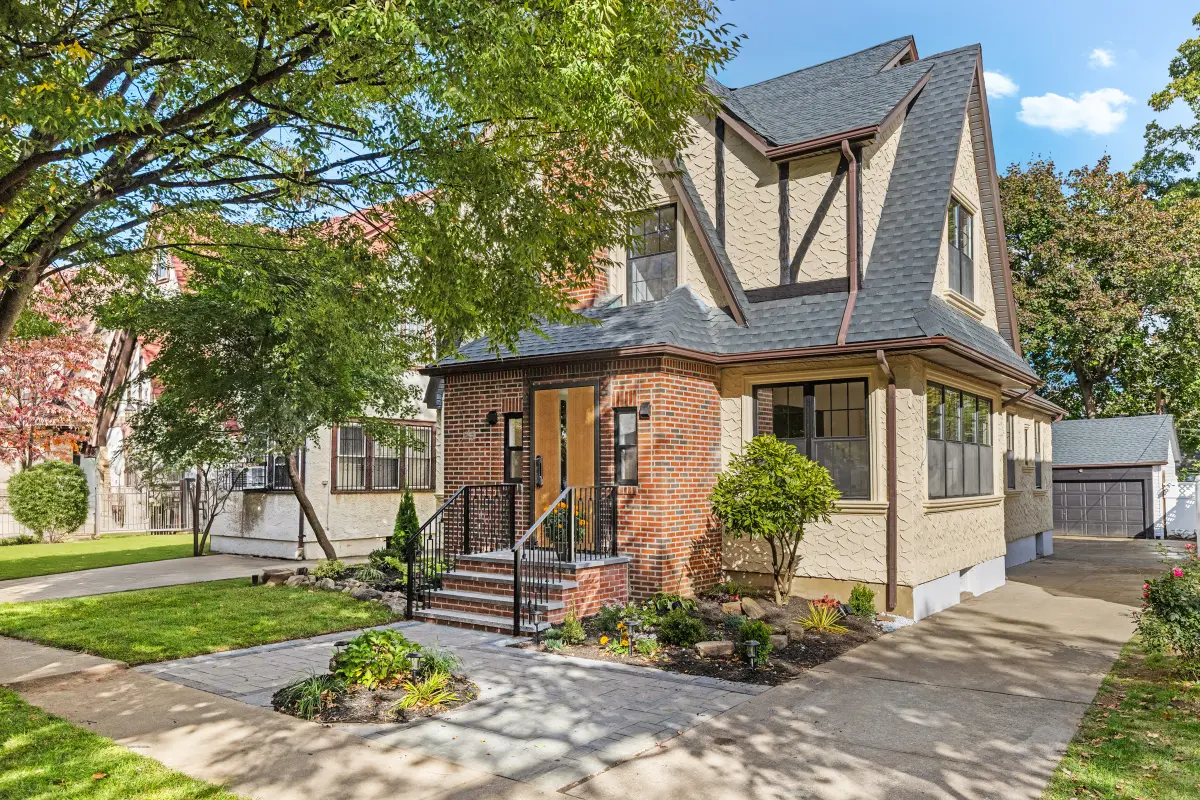 Ние само да разгледаме: Детскиот дом на Доналд Трамп во Квинс повторно на продажба за 2,1 милион евра