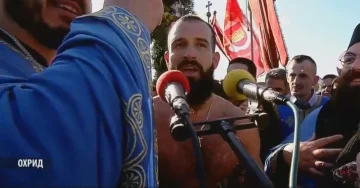 ОСВЕТЕНИ ВОДИТЕ НА ОХРИДСКОТО ЕЗЕРО: Втора година по ред крстот го фати Мартин Гоџо