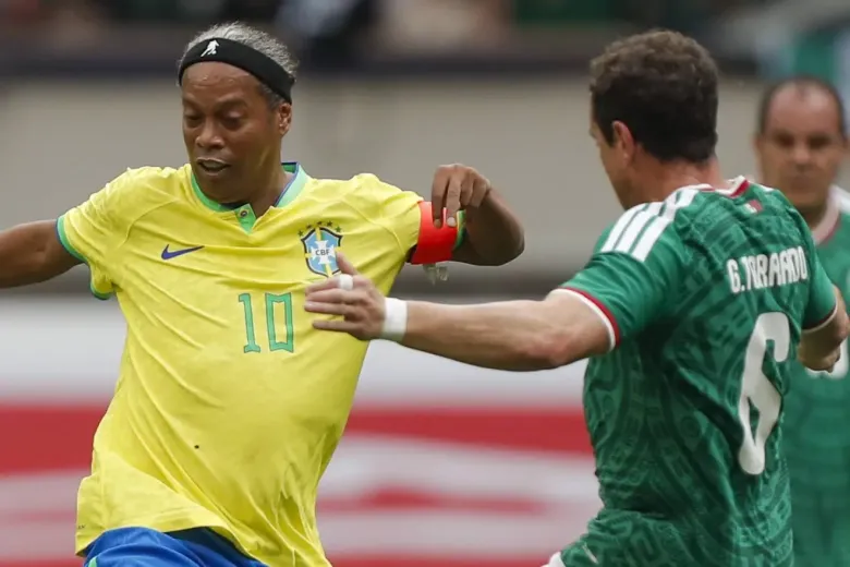 Роналдињо со прејака асистенција до Адријано