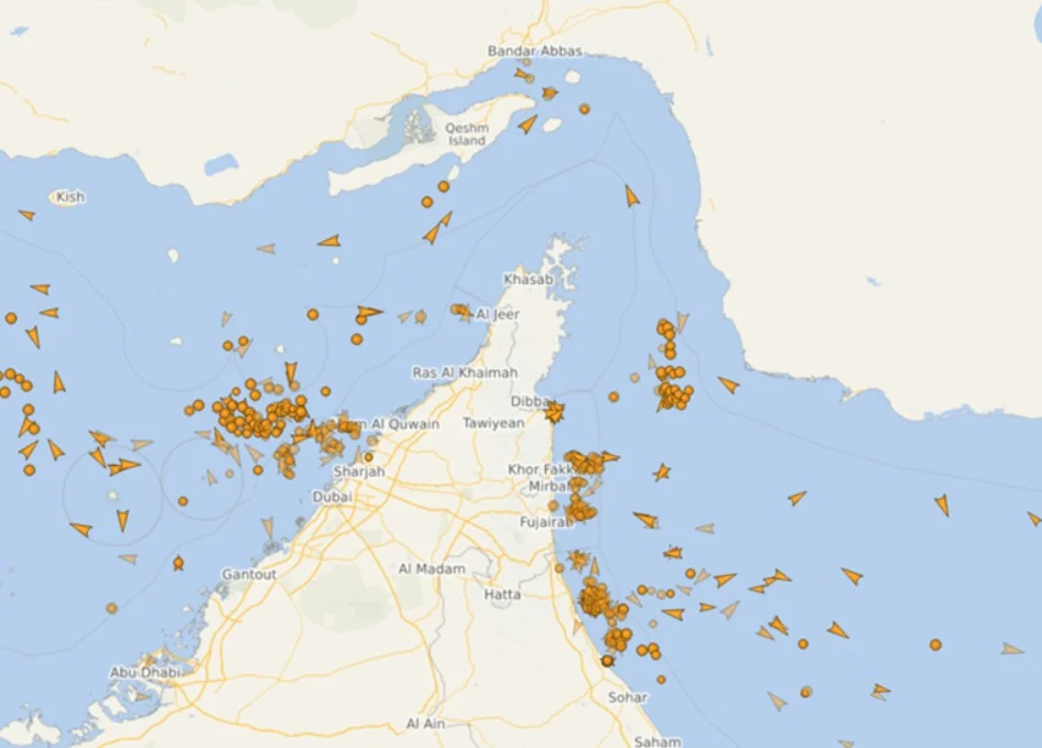Танкери стојат од двете страни на Ормускиот теснец