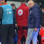 Шок во Осијек: Турски селектор се сруши среде натпревар – судијата ги испрати фудбалерите во соблекувална!  (Видео)