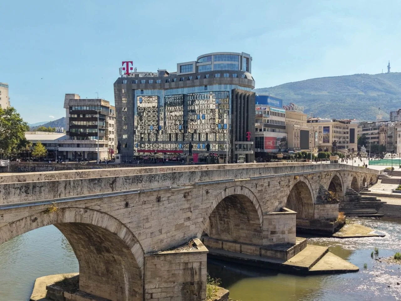 Камениот мост добива нов сјај, започнаа активностите за архитектонско и декоративно осветлување, објави Ѓорѓиевски