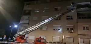 Струмичките пожарникари по пријава на родители „спасувале“ малолетно девојче од стан на четврти кат кое неколку часови не се јавувало