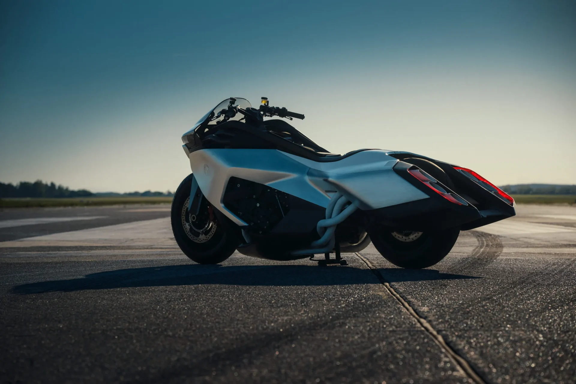 BMW Vision K18: Концепт мотоцикл што изгледа како да пристигнал од иднината