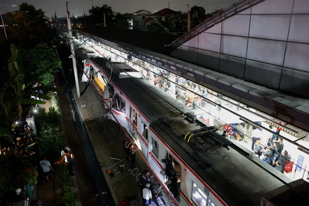 Возови се судрија кај Џакарта, најмалку 14 загинати и 84 повредени