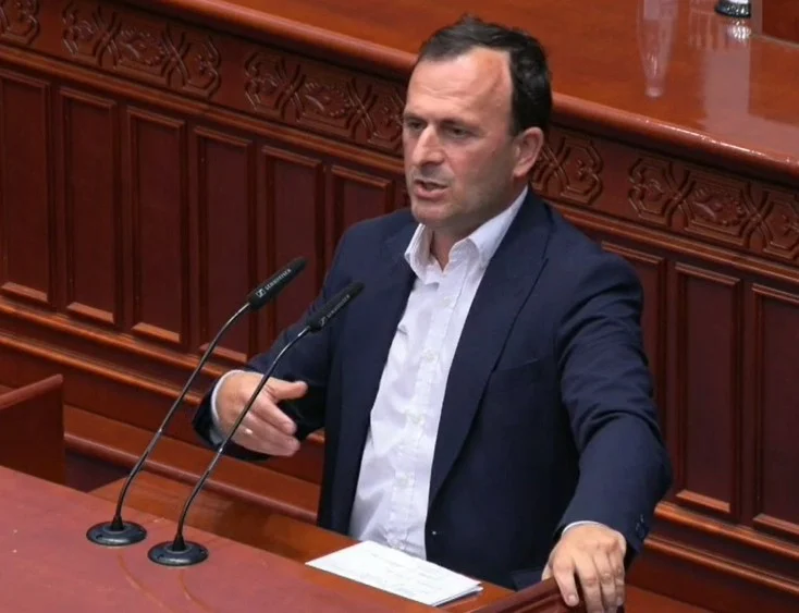 Митрески: Власта удри по наставниците, ама не се откажува од своите луксузи и привилегии