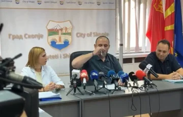 (ВИДЕО) ГРАДОНАЧАЛНИКОТ ЃОРЃИЕВСКИ СЕ НАПИ ВОДА ОД ЧЕШМА ЗА ДА ГИ ДЕМАНТИРА ШПЕКУЛАЦИИТЕ ДЕКА Е ЗАГАДЕНА: Ќе одговара СЕКОЈ ЕДЕН кој шири страв и паника врз населението