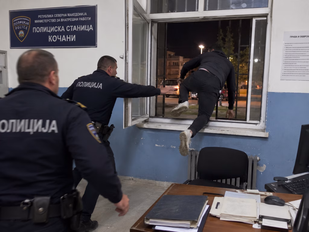Филмско бегство во Кочани: Осомничен за дрога избега преку прозорец од полициската станица