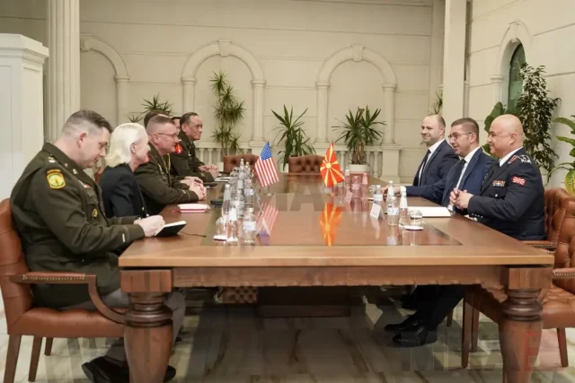 Американскиот генерал-мајор Најт го одликува началникот на ГШ на Армијата Лафчиски со Медал за истакната служба