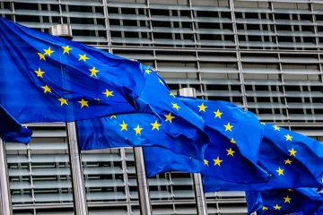 „ЕВРОПА СТОИ СО ВАС“: Фон дер Лајен најави стотици милиони евра за заедниците погодени од конфликти и раселување