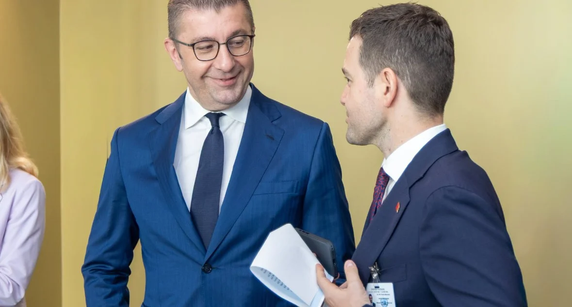 СДСМ: Изолираниот Мицкоски на екскурзија во САД