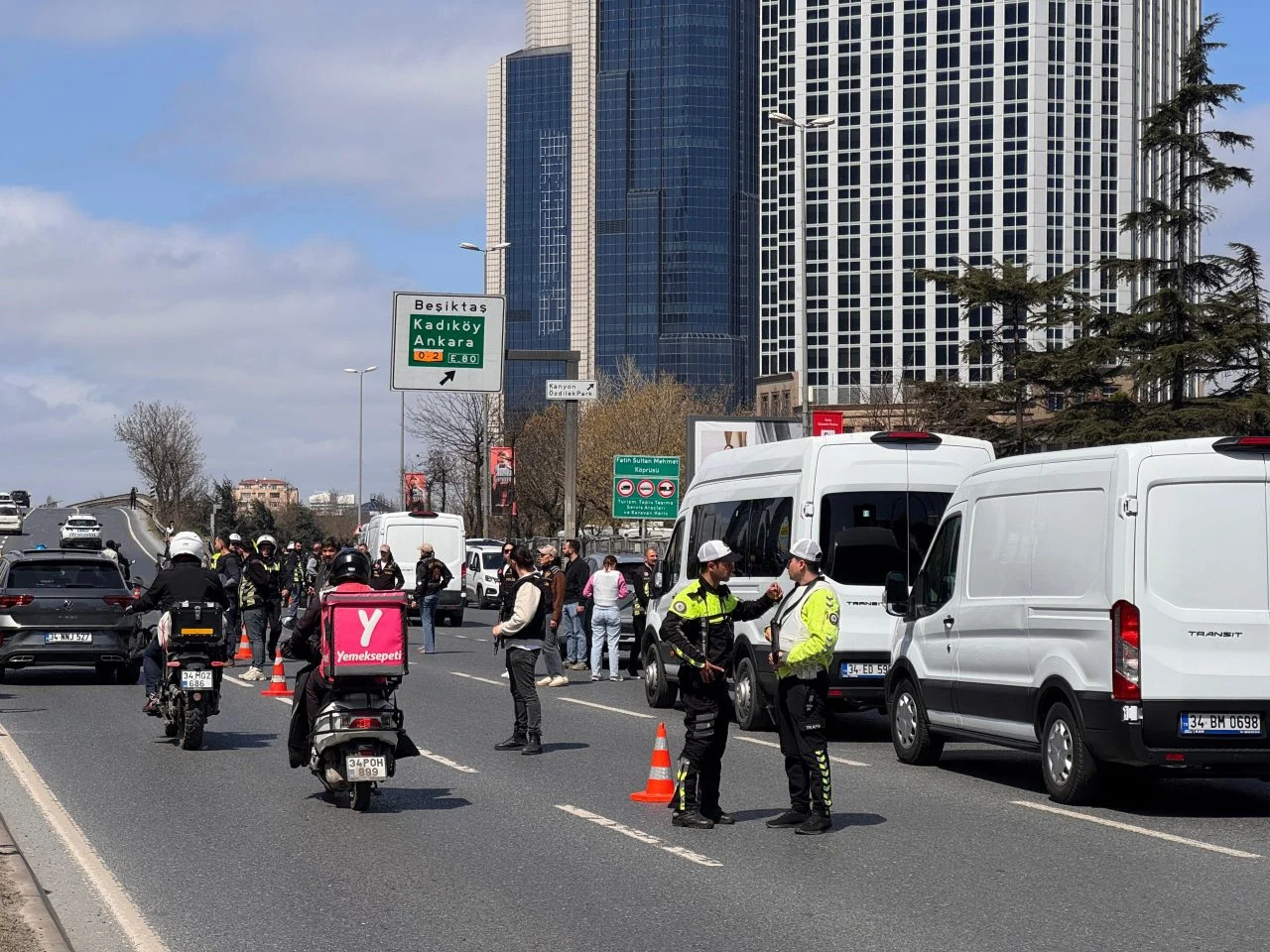 (Видео) Пукање пред израелскиот конзулат во Истанбул: има загинати и повредени