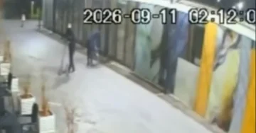 (ВИДЕО) СО ТРОТИНЕТИ ДОШЛЕ И ГИ ЗАПАЛИЛЕ ДУЌАНИТЕ ВО ШУТО ОРИЗАРИ: Две момчиња снимени од безбедносна камера