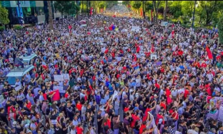 Во Албанија се помасовни протестите против „Зврнец”, се проширија и во дијаспората