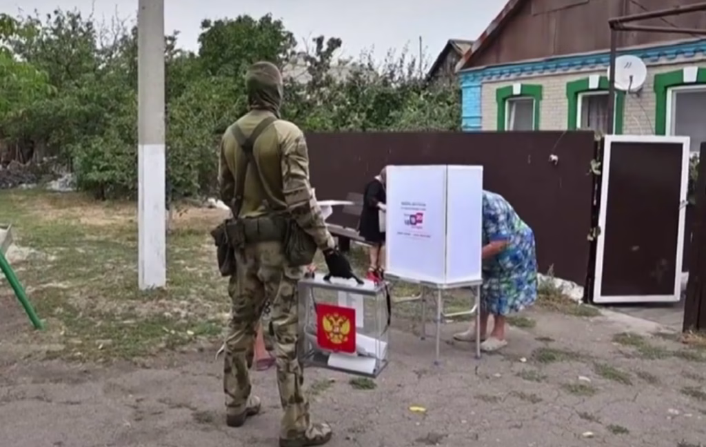 Избори во окупираниот дел на Украина, гласачите гласаат пред вооружени војници
