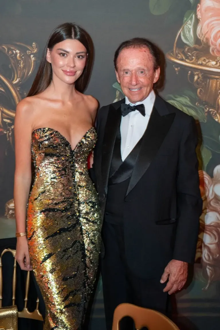 „Кога си богат, не можеш да бидеш стар“: Врска со 48 години разлика предизвика дебата; милионерка (72) и манекенка (24) заедно во Монако