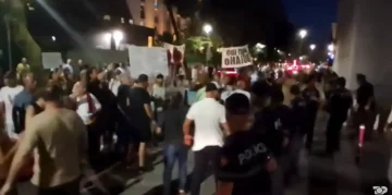 (ВИДЕО) ЕСКАЛИРА 94. ПРОТЕСТ ВО ТИРАНА: Судири со полицијата, Рама го напушти кабинетот под силно обезбедување