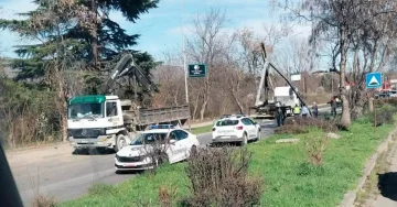 КАМИОН УДРИЛ ВО СЕМАФОР: Еден пешак повреден, полицијата врши увид