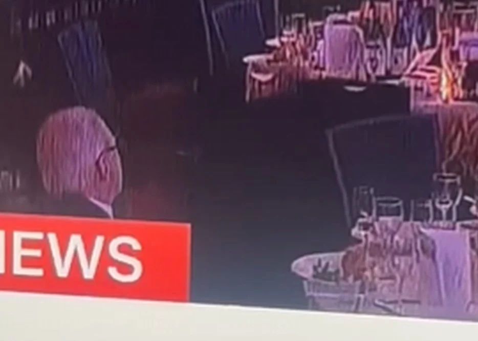 (Видео) Човек мирно јаде салата среде пукањето на гала-вечерата на Трамп, објавена снимка