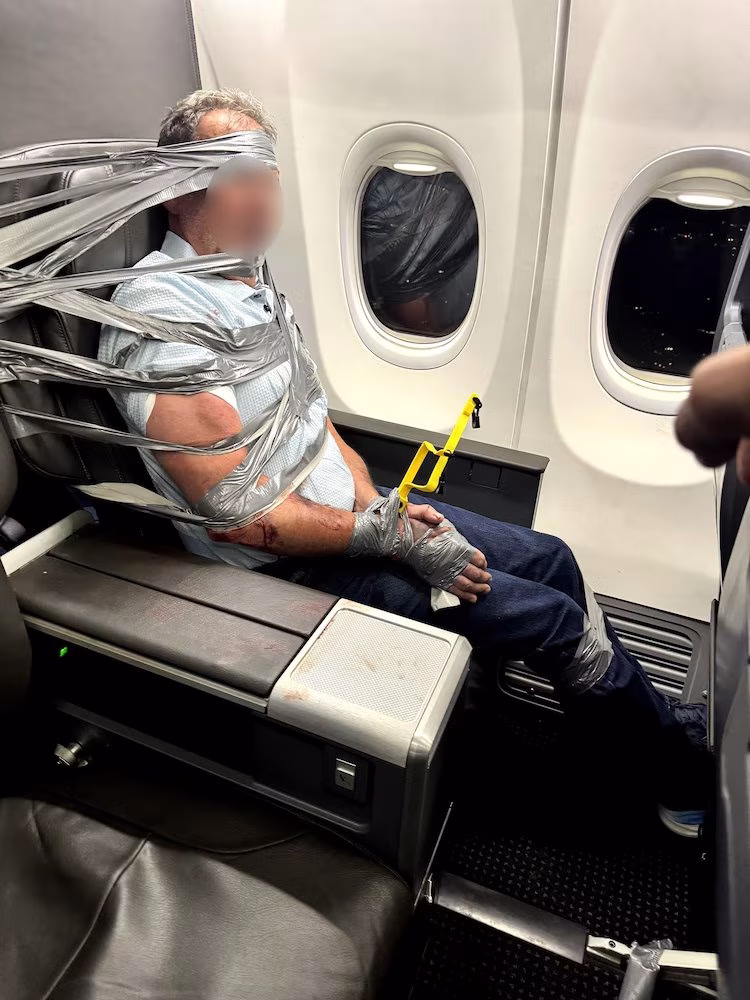 Патник врзан со селотејп за седиштето по инцидент на лет на American Airlines
