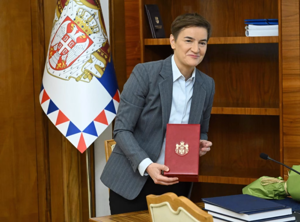 Вучиќ ѝ ја предаде претседателската должност на Ана Брнабиќ – со букет рози ѝ го честиташе и роденденот