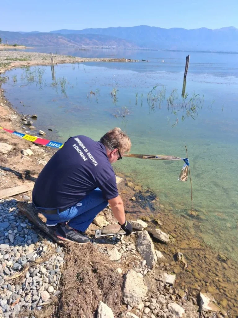 (Фото) Артилериска граната тешка 13,6 кг отстранета од плажа на Дојранското Езеро