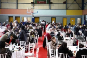 Божиќна трпеза на солидарност од Општина Атина за бездомни и ранливи граѓани