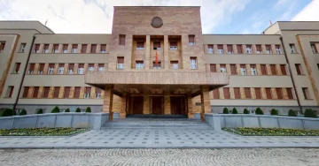 Дали ќе се намалат платите на функционерите, судиите, обвинителите?