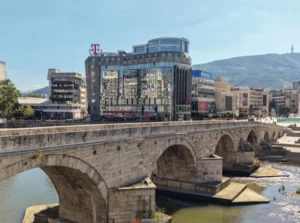 Камениот мост добива нов сјај – започнаа активностите за архитектонско и декоративно осветлување