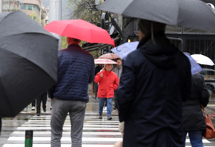 Локални врнежи од дожд, снег на планините и пад на температурите