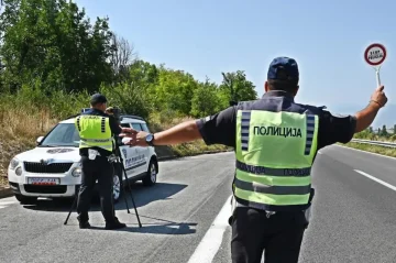 НЕ ГО ПОЧИТУВАЛЕ ПРВЕНСТВОТО НА МИНУВАЊЕ: МВР казни 43 возачи во акциска контрола