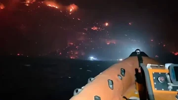 (ВИДЕО) СТРАВИЧНА ГЛЕТКА: Околу 200 луѓе спасени од морето откако избегале од пожарот кај Омиш во Хрватска