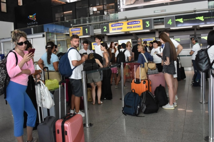 Пепелта од Етна повторно го ограничи воздушниот сообраќај на аеродромот во Катанија