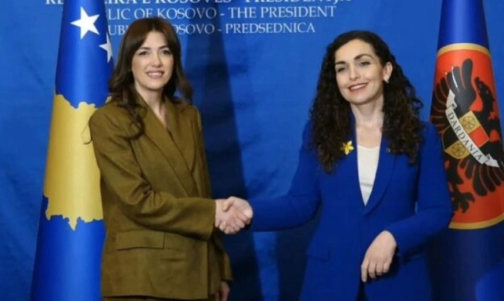 Вјоса Османи и ги предаде претседателските овластувања на претседателката на Парламентот на Косово, Албулена Хаџиу