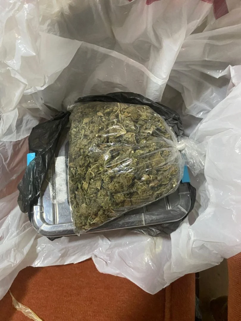 (Фото) Уапсен 16-годишник од Тетово: при претрес на неговиот локал пронајдена дрога